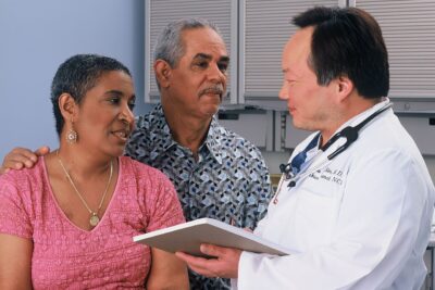 Cambiar de médico de cabecera: pareja en consulta con su médico de familia